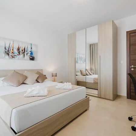 Flat 3 Mlh 3bed Next To By Homely! *