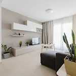 Flat 3 Mlh 3bed Next To By Homely! *