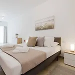 Flat 3 Mlh 3bed Next To By Homely! Appartement